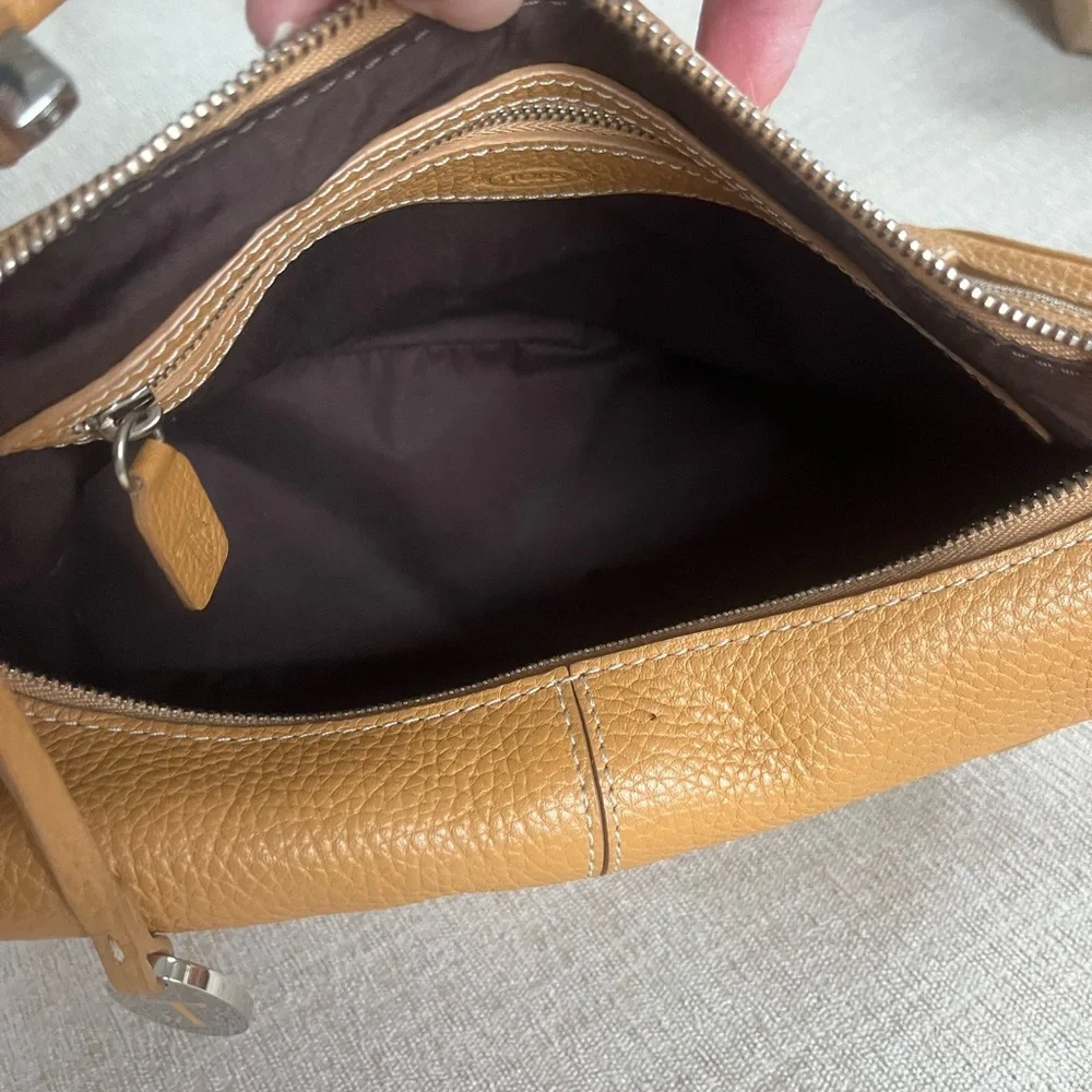 Tod’s Butterscotch Colored Pebbled Leather Hobo Bag. - Picture 11 of 16